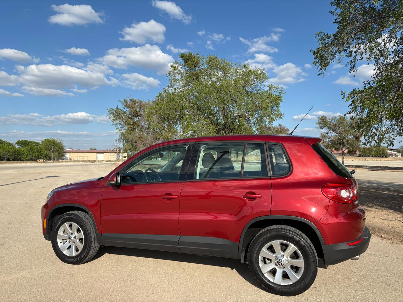 Used 2010 Volkswagen Tiguan S FWD image 9