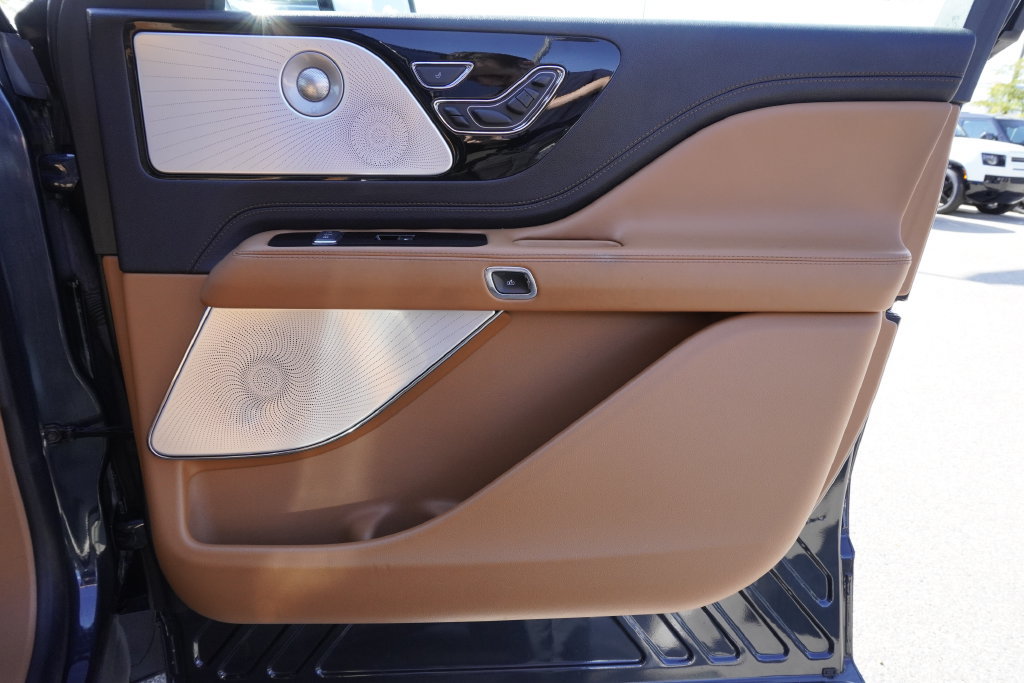 Used 2020 Lincoln Aviator Black Label Grand Touring w/ Class IV Trailer Tow Package AWD/4WD image 21