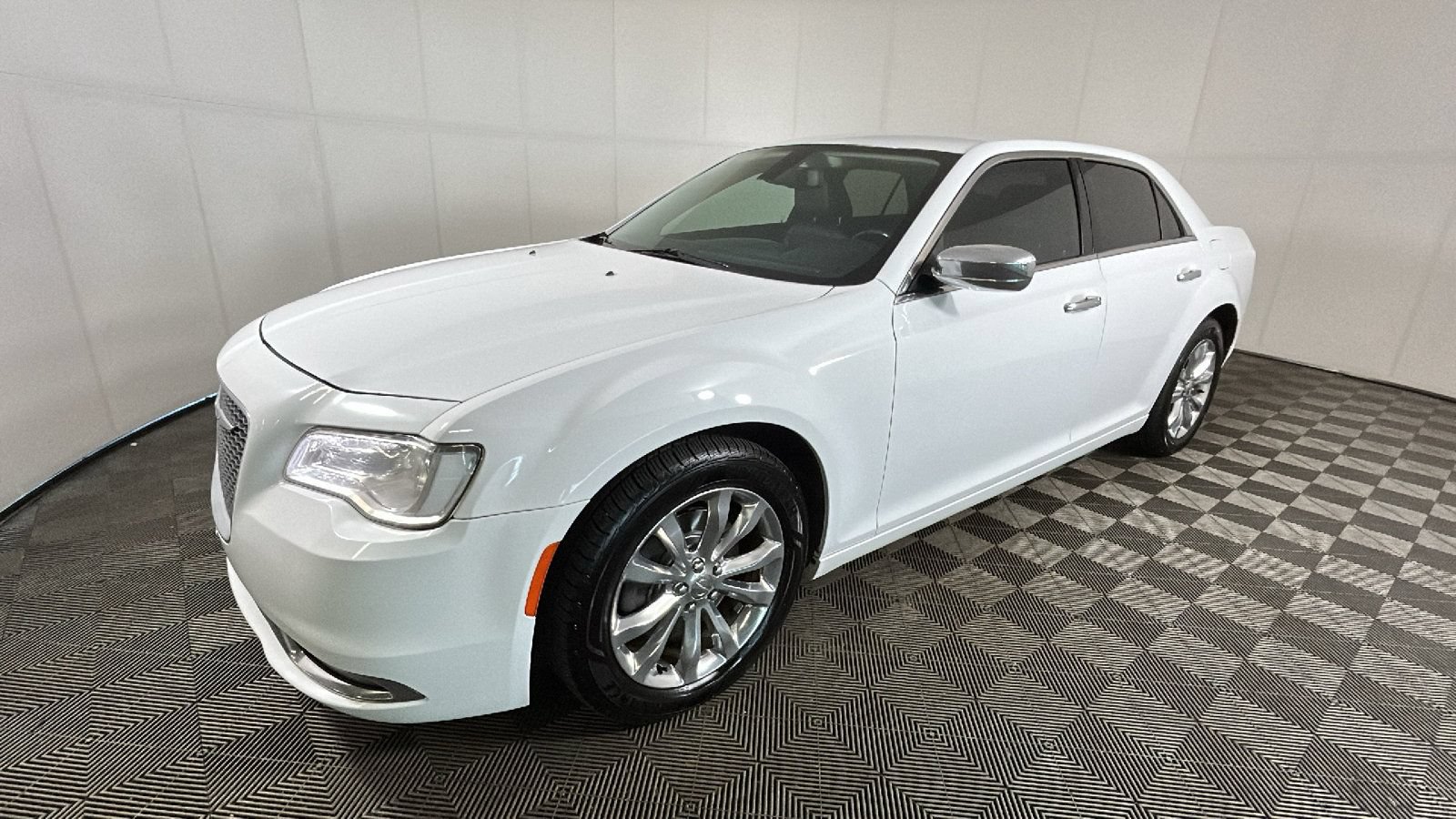 Used 2018 Chrysler 300 Limited AWD/4WD image 7