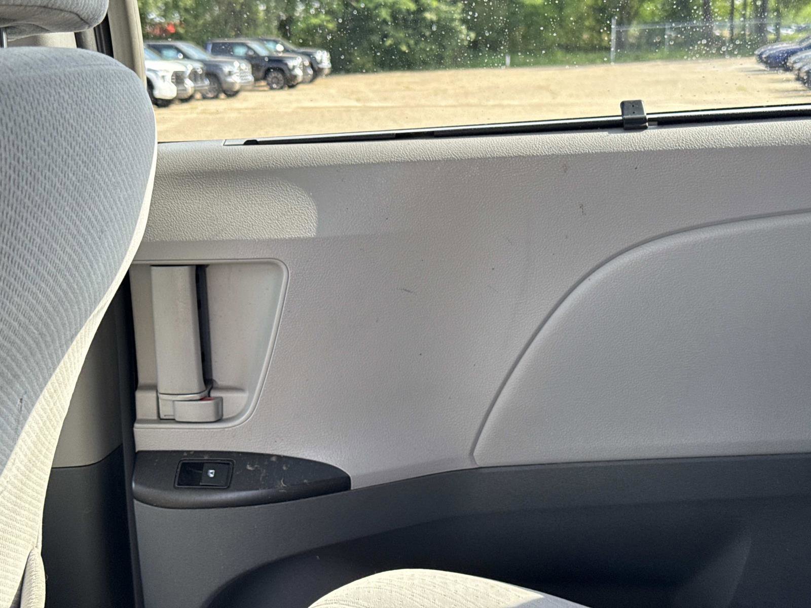 Used 2015 Toyota Sienna LE image 11