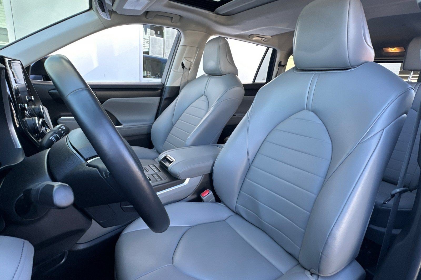 Used 2022 Toyota Highlander XLE AWD/4WD image 5