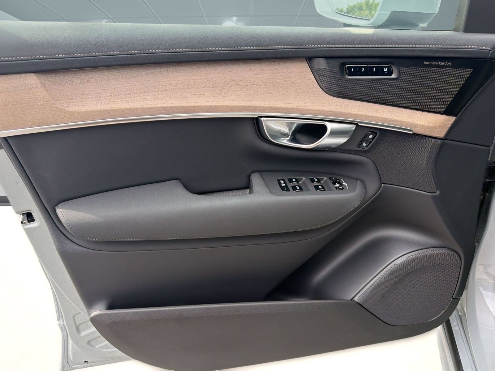 Certified 2025 Volvo XC90 B5 Plus AWD/4WD image 13
