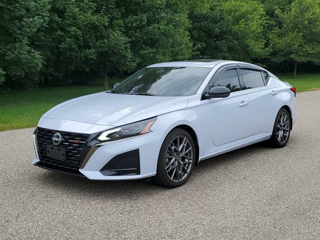 Used 2024 Nissan Altima 2.0 SR FWD image 2