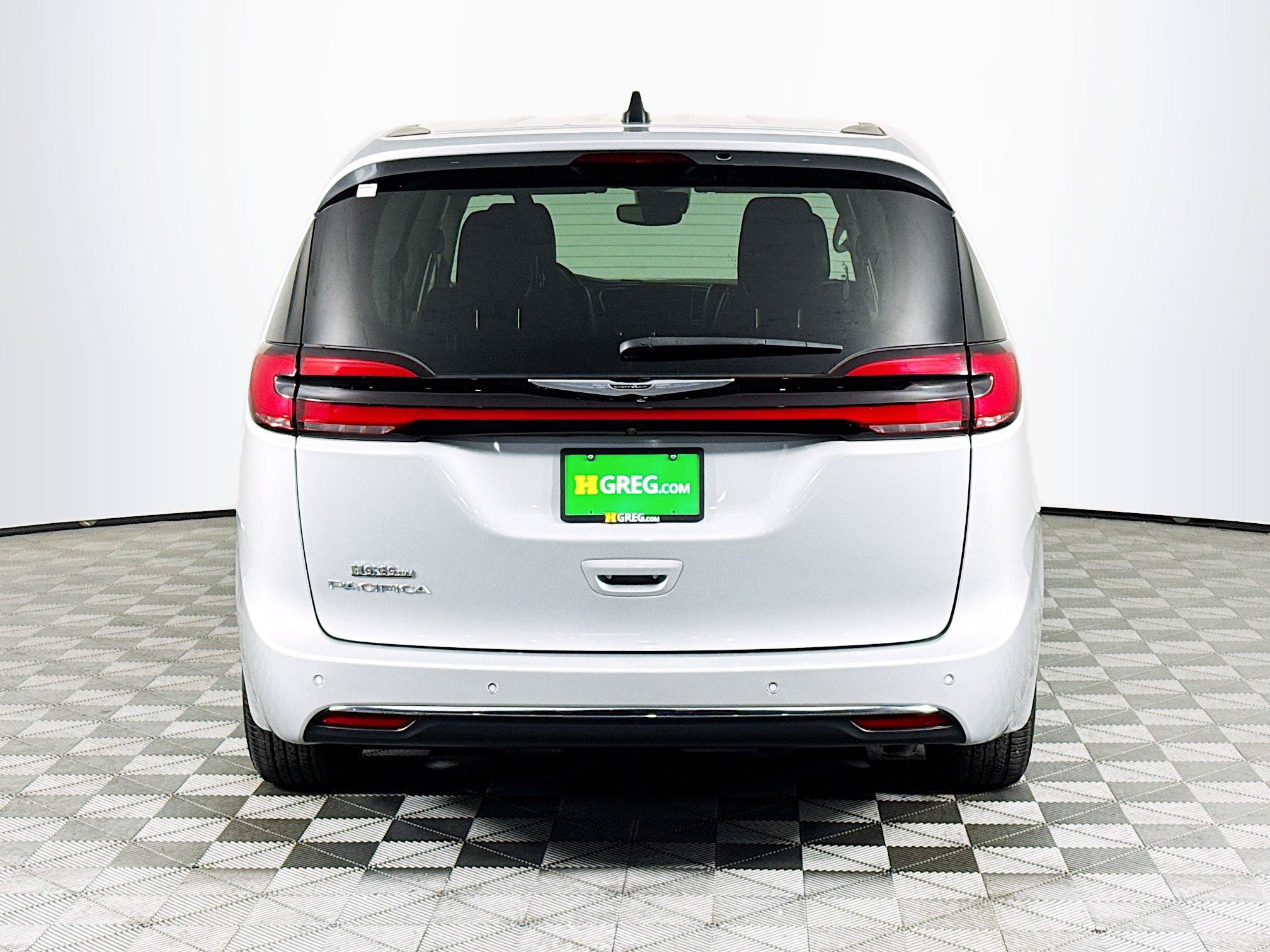 Used 2024 Chrysler Pacifica Touring-L FWD image 8