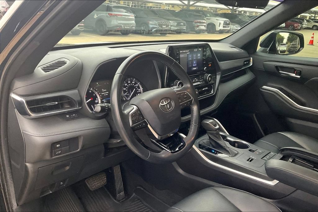 Used 2021 Toyota Highlander XSE FWD image 12