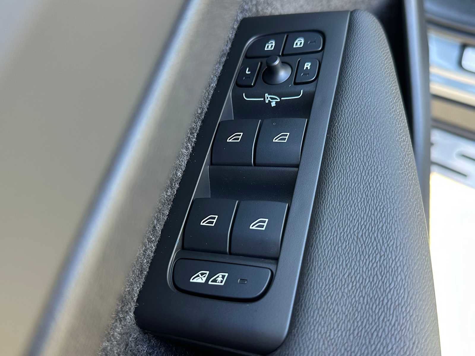 New 2025 Volvo XC40 B5 Ultra w/ Climate Package image 20