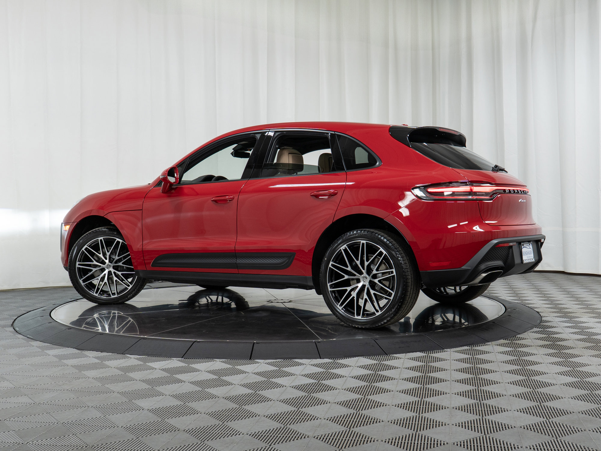 Used 2025 Porsche Macan image 32