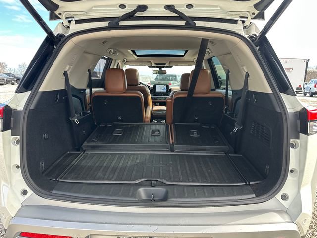 Used 2022 Nissan Pathfinder Platinum w/ Lighting Package (N92) AWD/4WD image 13