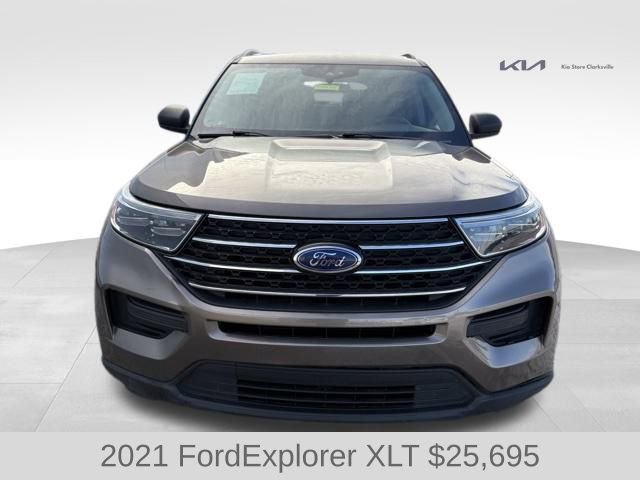 Used 2021 Ford Explorer XLT image 3
