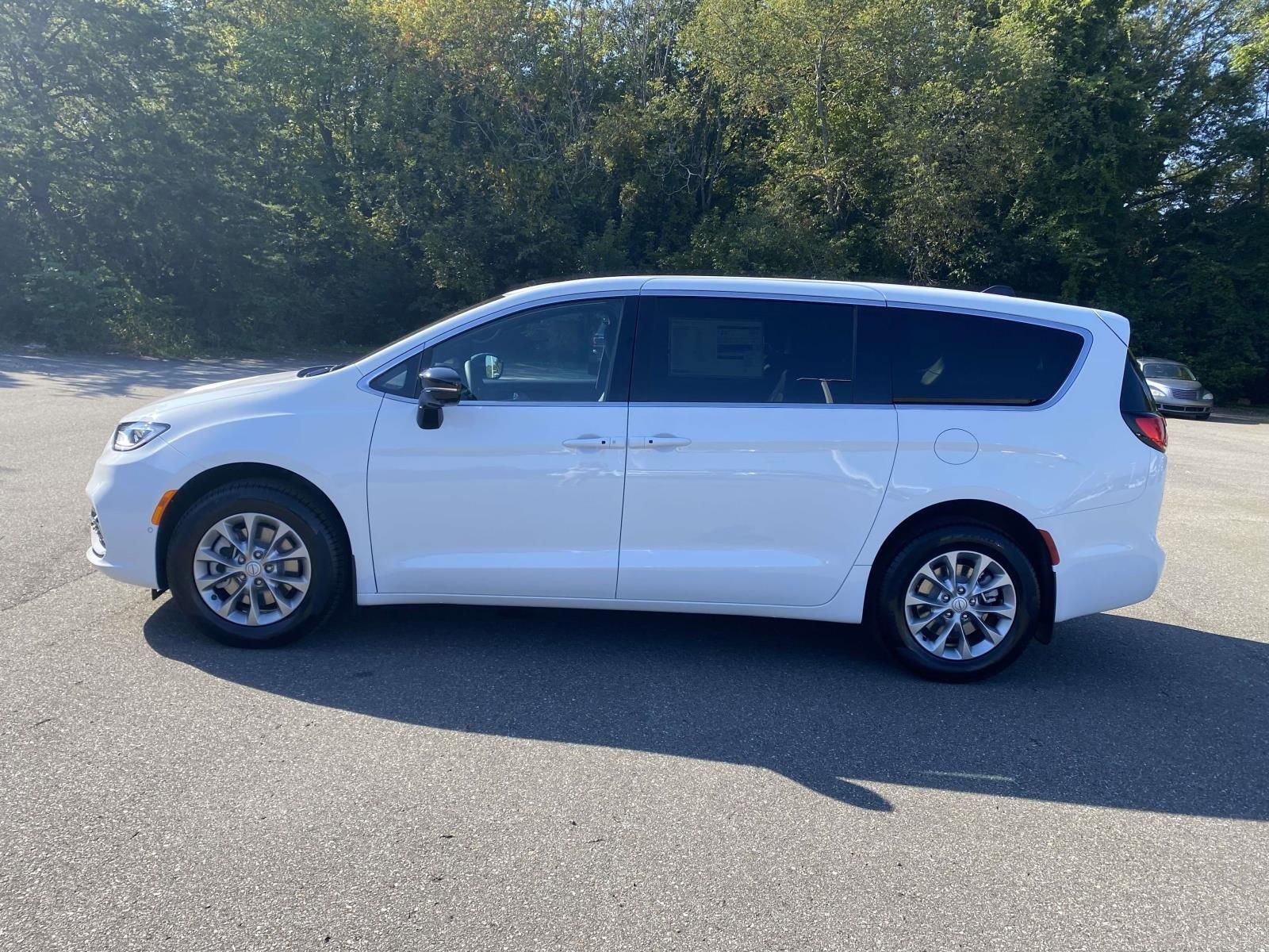New 2026 Chrysler Pacifica Select AWD/4WD image 5