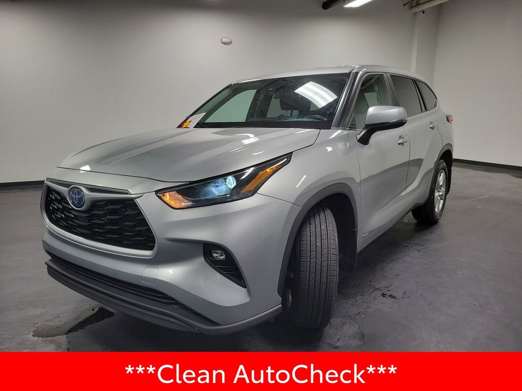 Used 2023 Toyota Highlander LE image 4