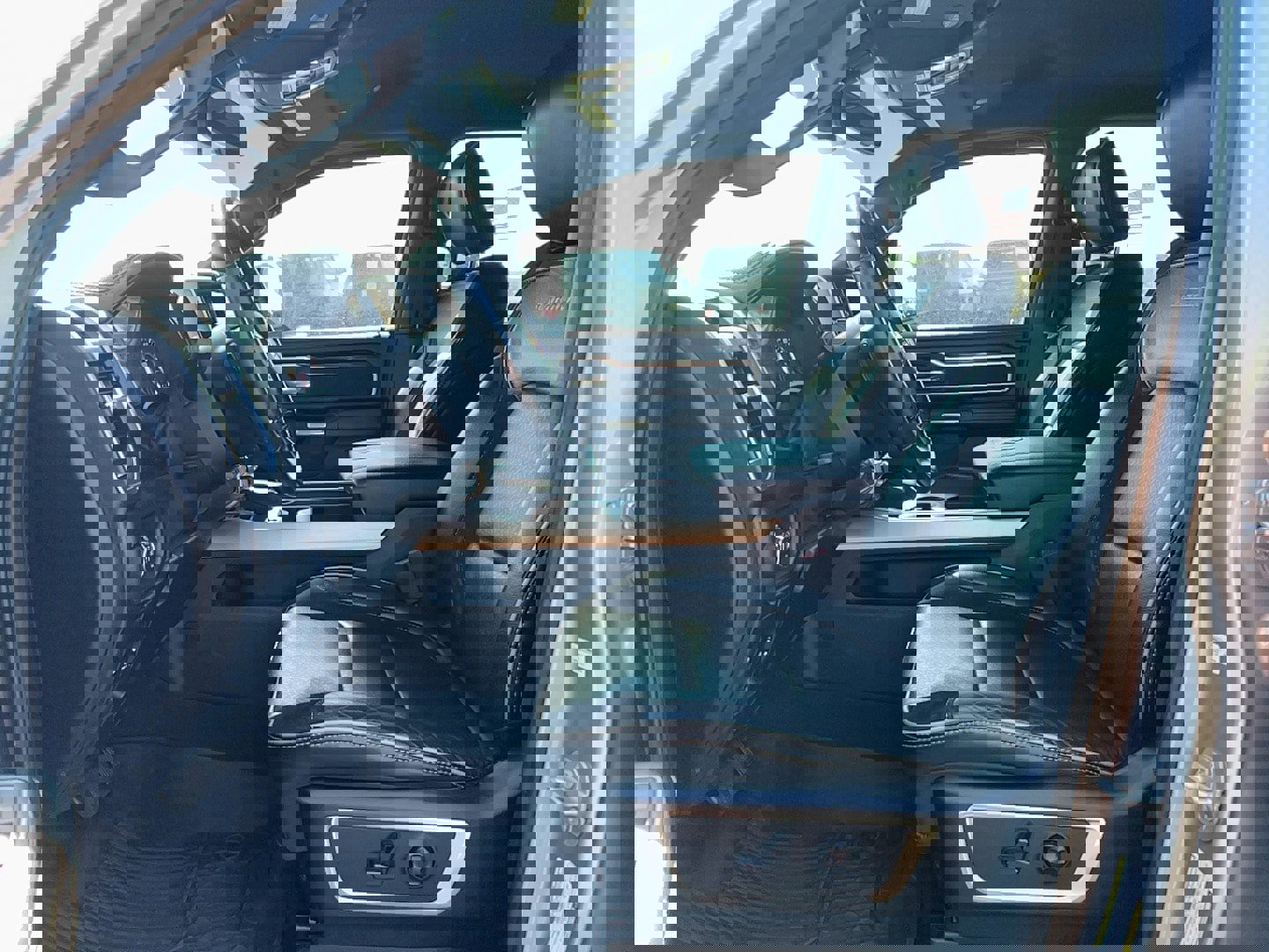 Used 2019 RAM 1500 Laramie w/ Sport Appearance Package image 12