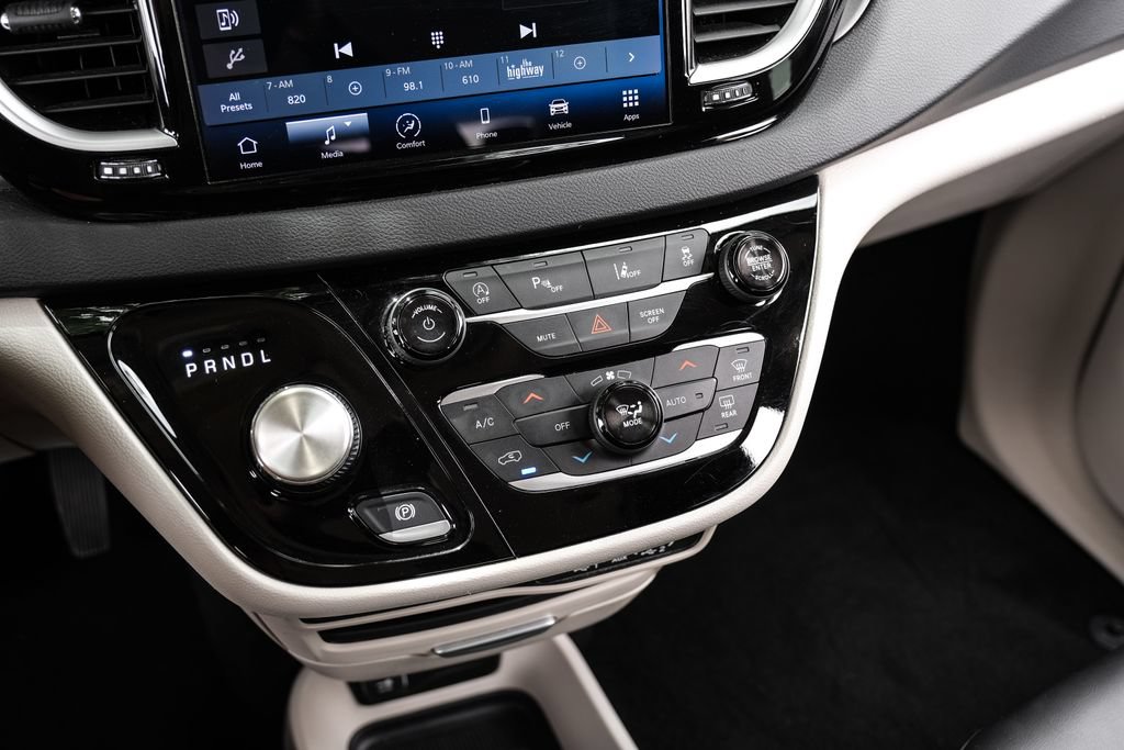 Used 2024 Chrysler Pacifica Touring-L FWD image 33