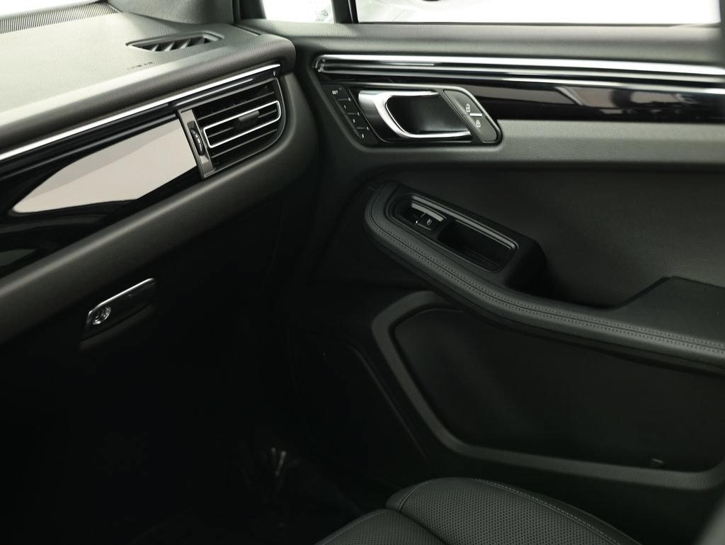 New 2026 Porsche Macan AWD/4WD image 31