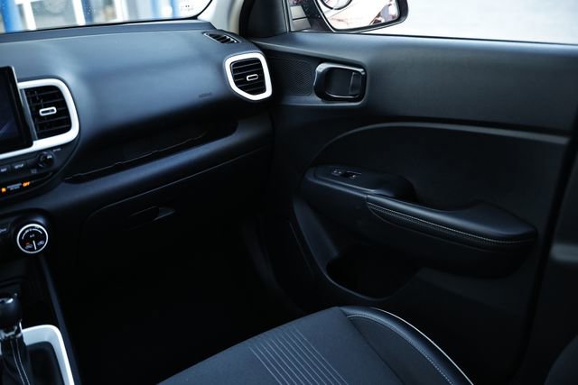 Used 2024 Hyundai Venue Limited image 26