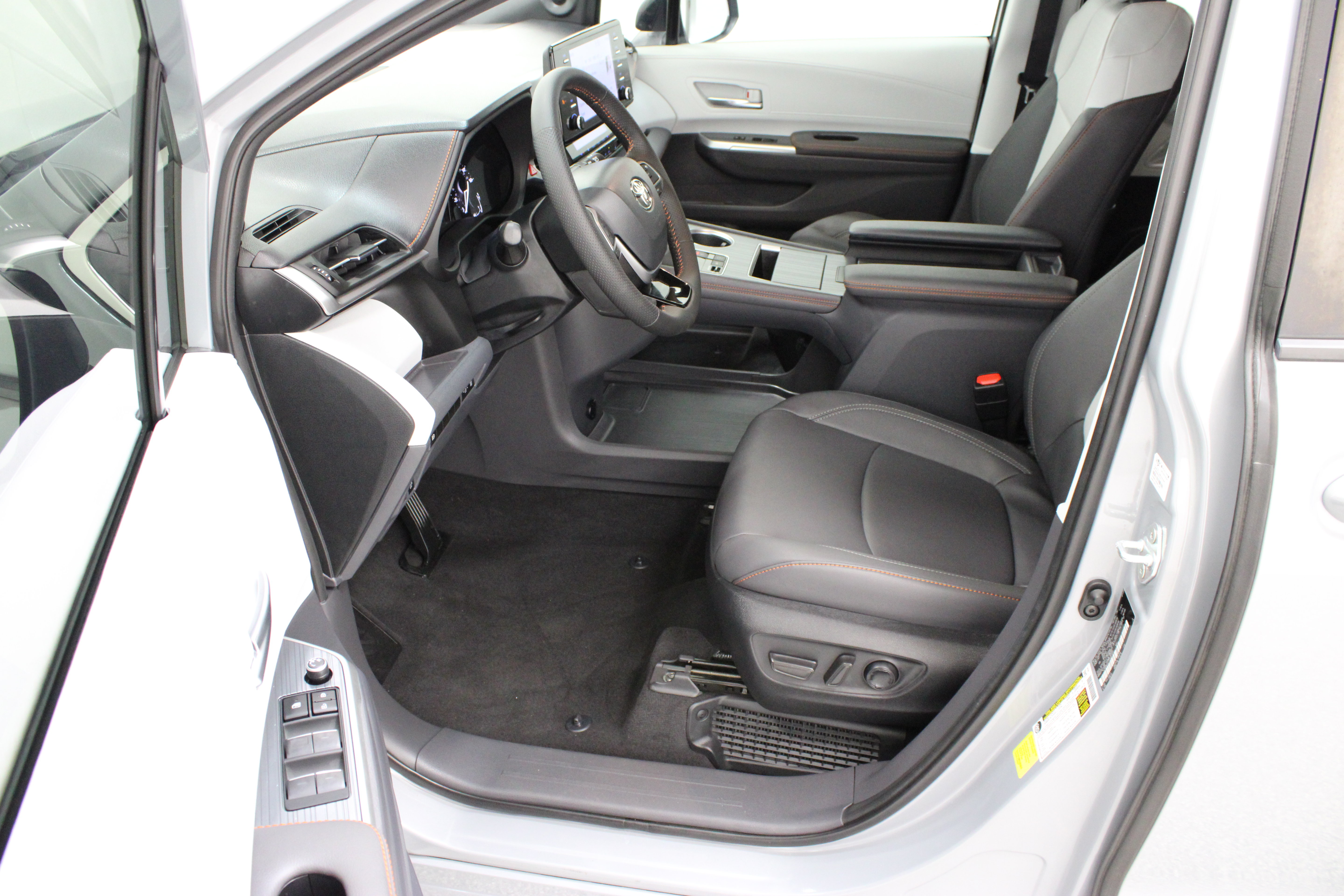 Used 2023 Toyota Sienna XSE w/ XSE Plus Package AWD/4WD image 15
