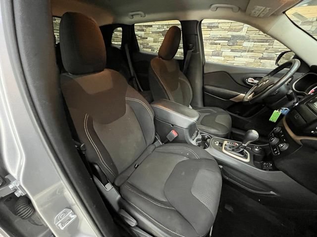 Used 2017 Jeep Cherokee Latitude w/ Cold Weather Group AWD/4WD image 38