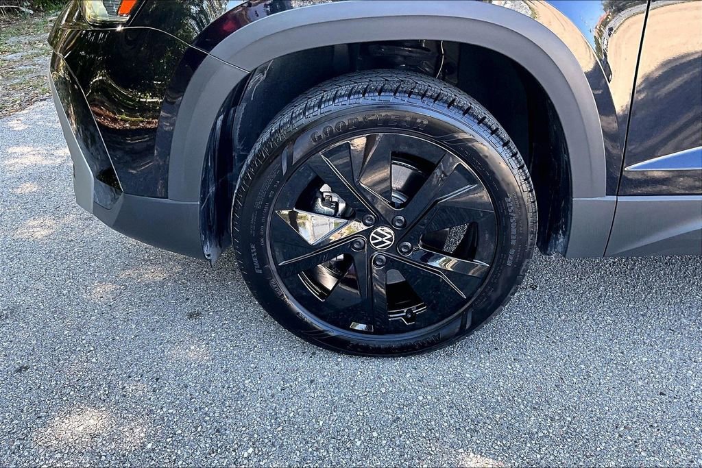 Certified 2025 Volkswagen Taos SE w/ Panoramic Sunroof Package image 13