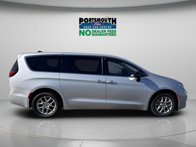 Used 2024 Chrysler Pacifica Touring-L image 7