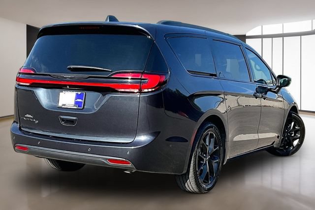 Used 2021 Chrysler Pacifica Touring-L w/ Uconnect Theater Family Group FWD image 6