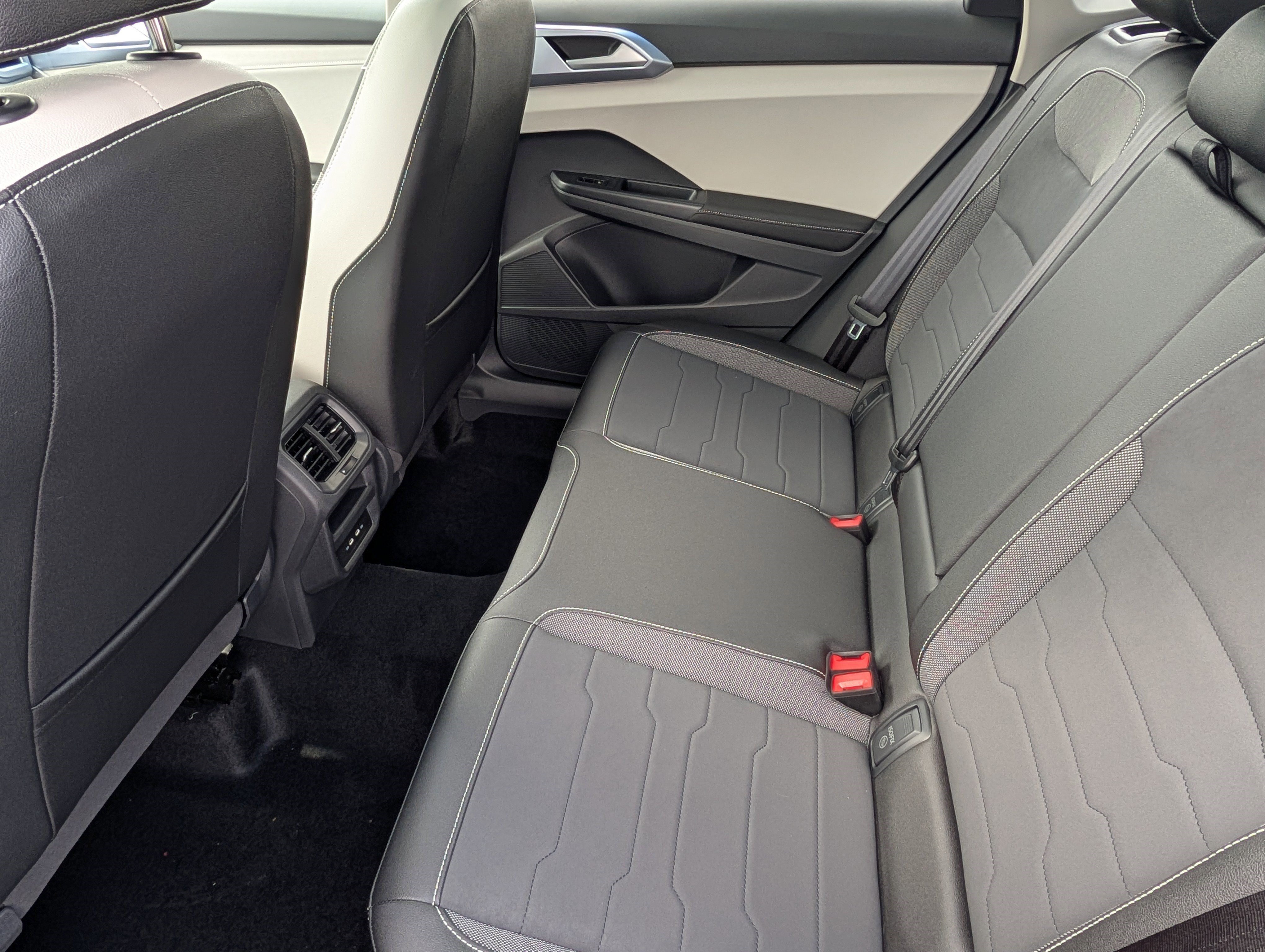New 2026 Volkswagen Taos SE FWD image 7