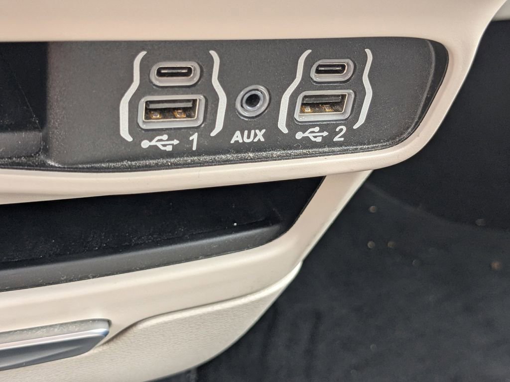 Used 2023 Chrysler Pacifica Touring-L FWD image 20