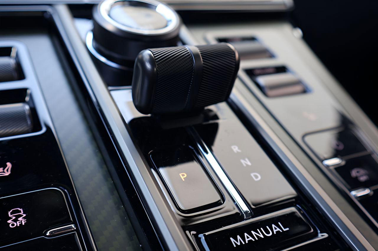 Used 2026 Aston Martin V8 Vantage Coupe image 25