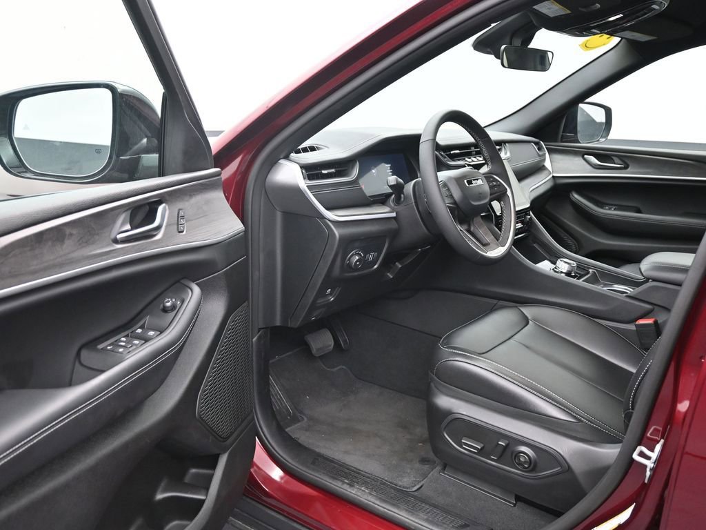 Used 2025 Jeep Grand Cherokee Limited w/ Black Appearance Package image 10