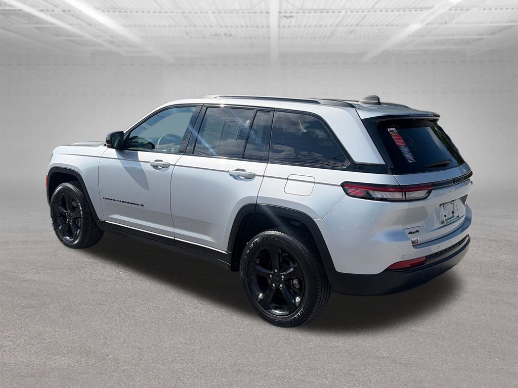 Used 2024 Jeep Grand Cherokee Altitude AWD/4WD image 4