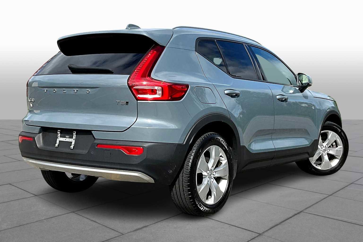 Certified 2022 Volvo XC40 T5 Momentum image 12