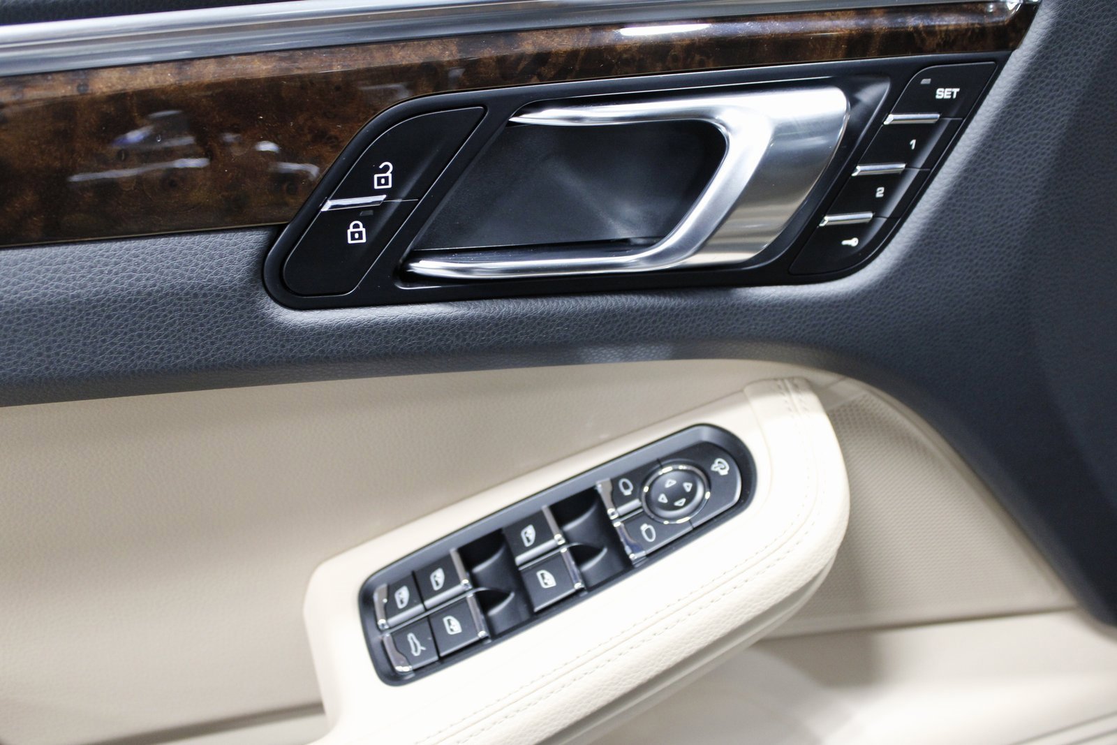 Certified 2025 Porsche Macan image 25