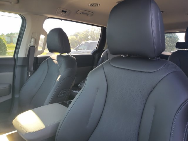 New 2026 Kia Carnival EX FWD image 17