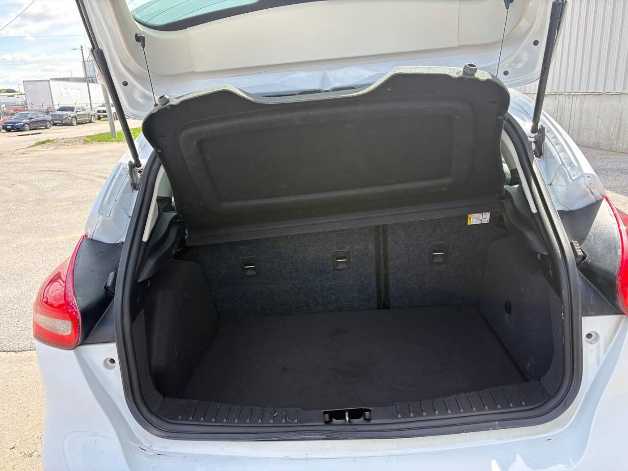 Used 2015 Ford Focus SE w/ SE Cold Weather Package FWD image 9