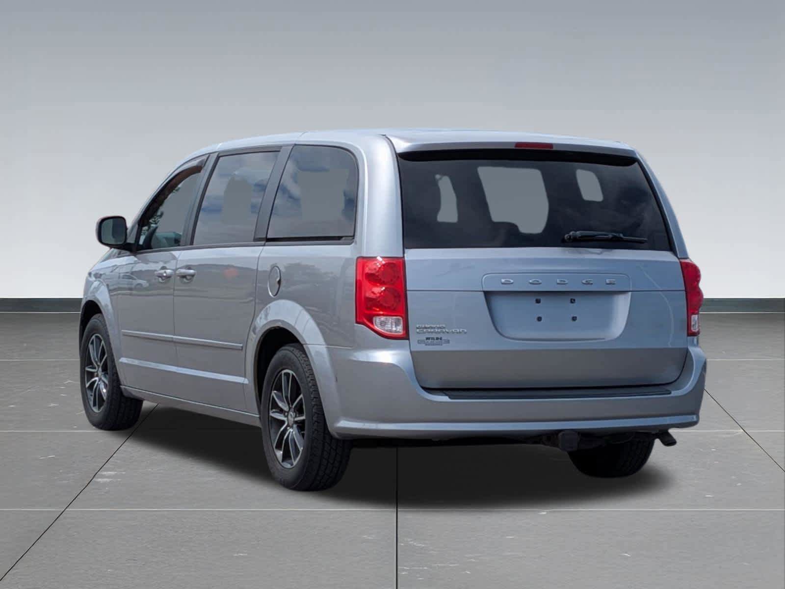 Used 2016 Dodge Grand Caravan SXT FWD image 3