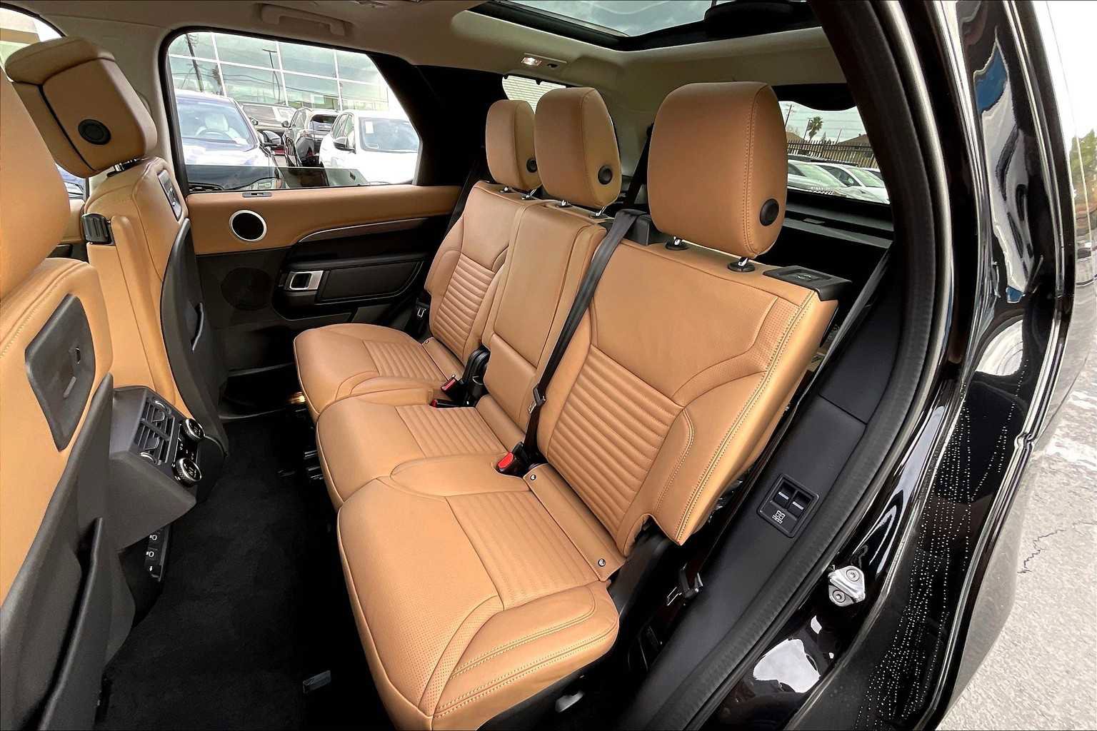 New 2025 Land Rover Discovery Metropolitan Edition image 12