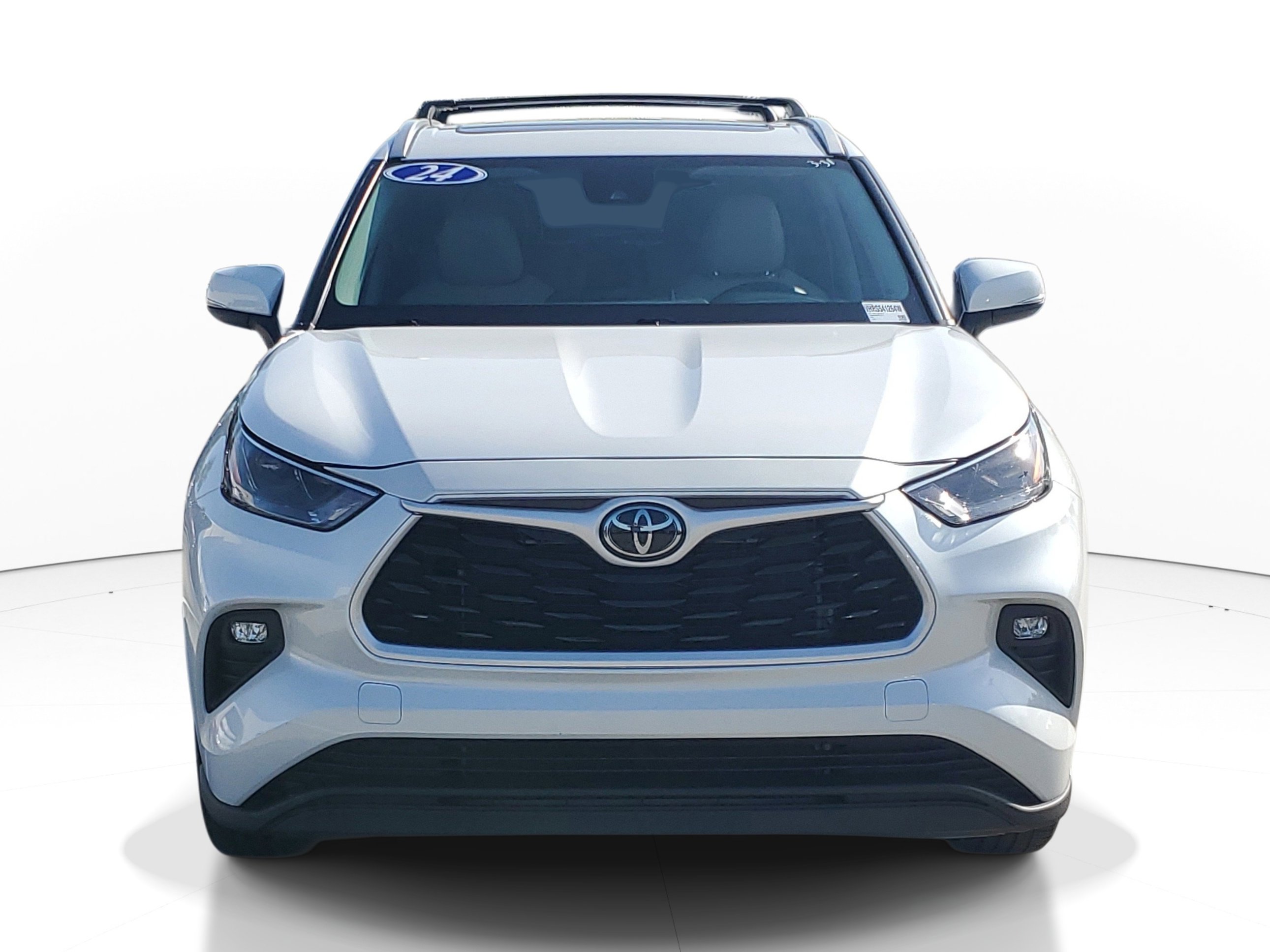 Used 2024 Toyota Highlander XLE FWD image 2