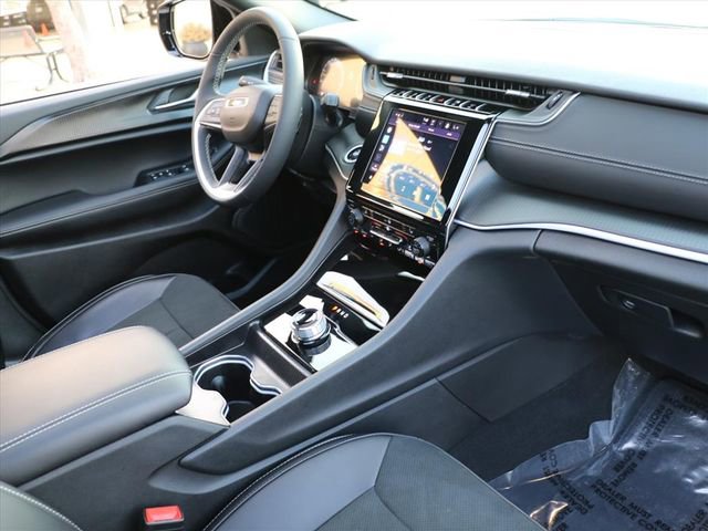 Used 2025 Jeep Grand Cherokee Altitude w/ Trailer Tow Package image 16