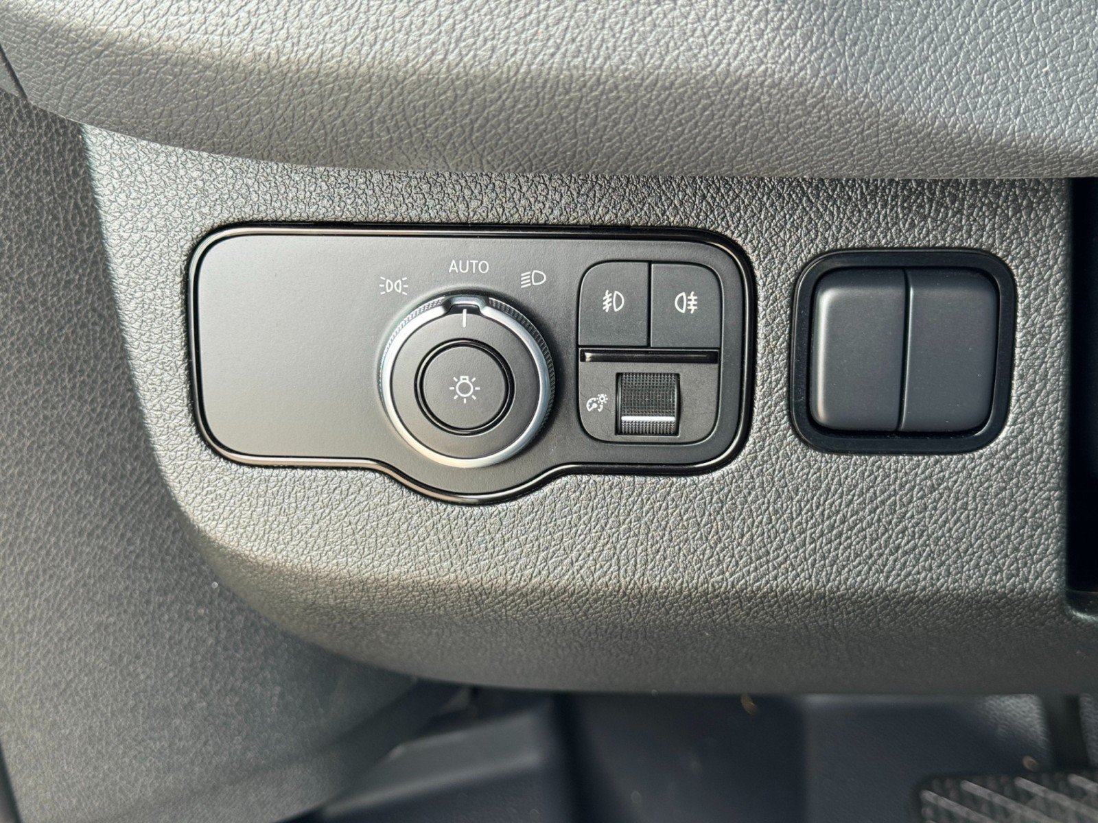 Used 2020 Mercedes-Benz Sprinter 3500 w/ Windows All Around Package image 17