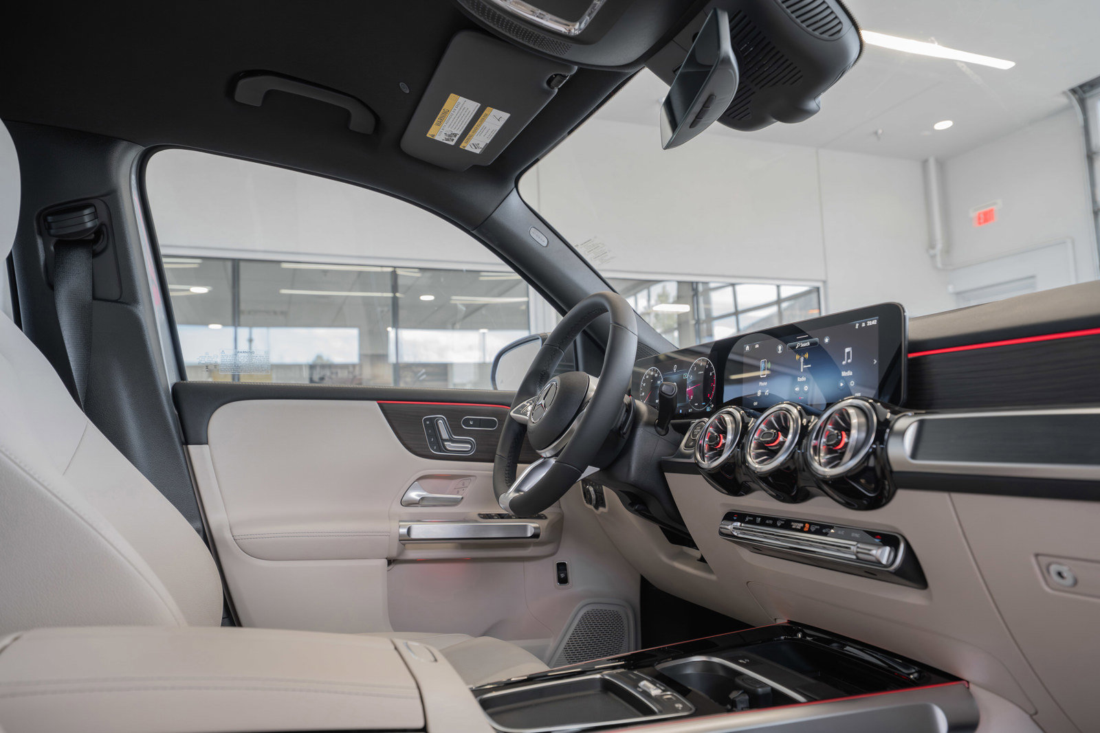 Used 2025 Mercedes-Benz GLB 250 4MATIC image 18