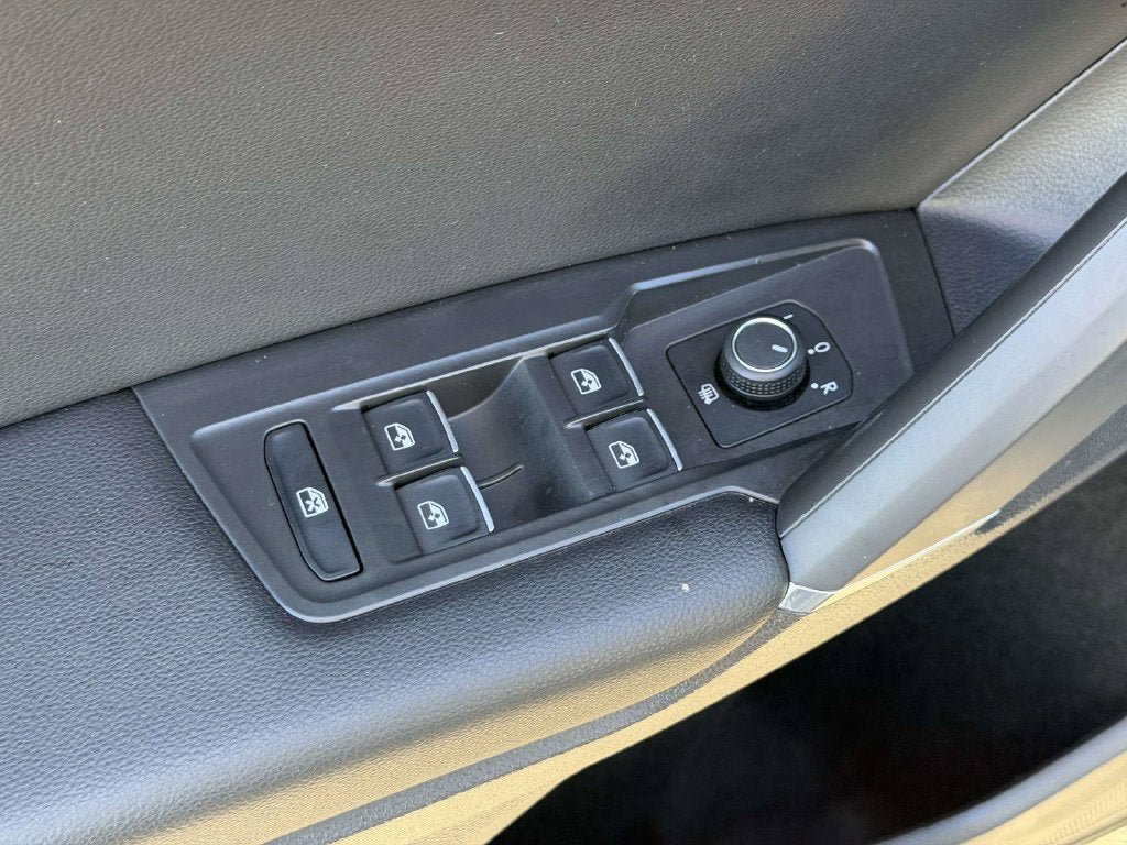 Used 2020 Volkswagen Tiguan SEL AWD/4WD image 17