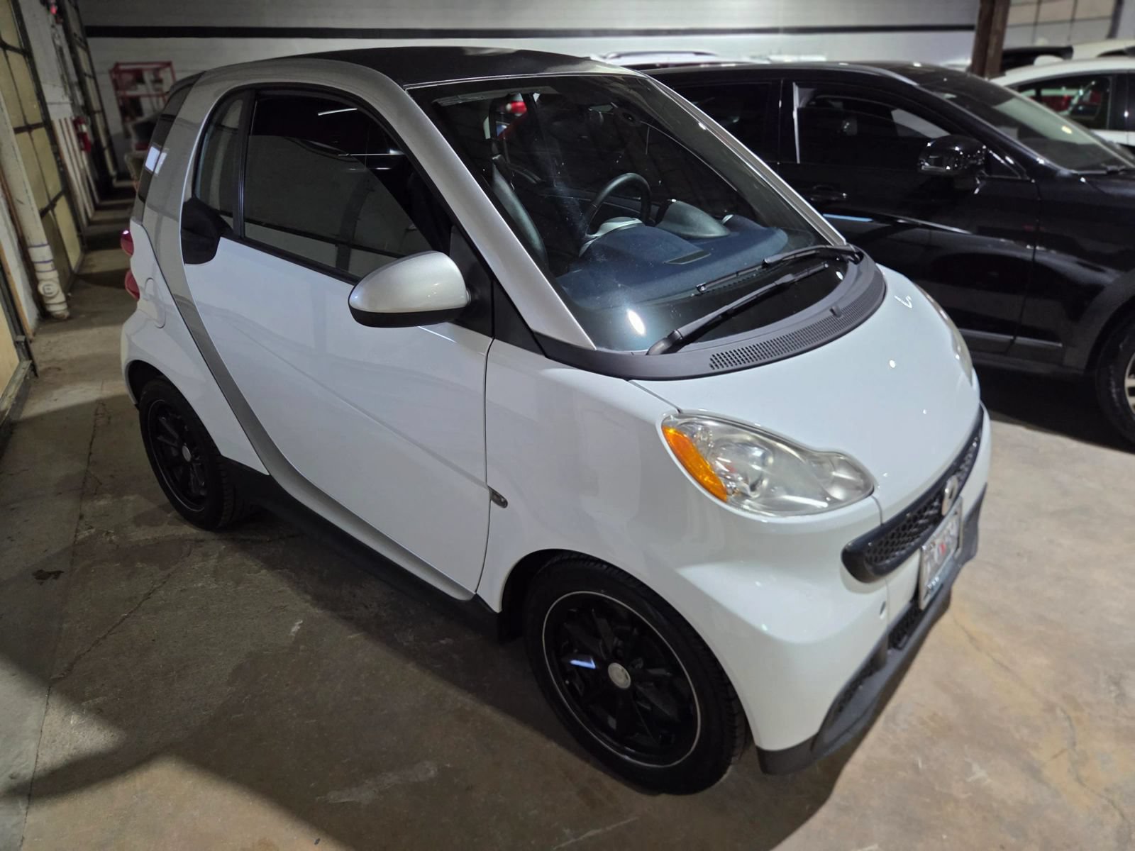 Used 2015 smart fortwo pure RWD image 4