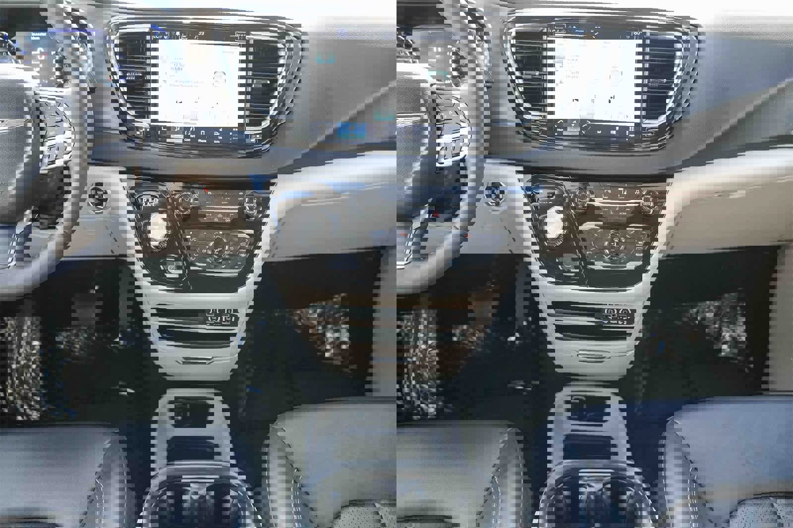 Used 2024 Chrysler Pacifica Touring-L image 12