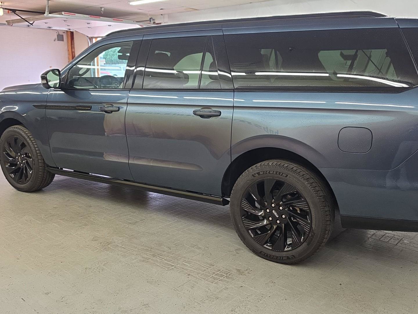 New 2027 Lincoln Navigator L Reserve w/ Jet Appearance Package AWD/4WD image 3