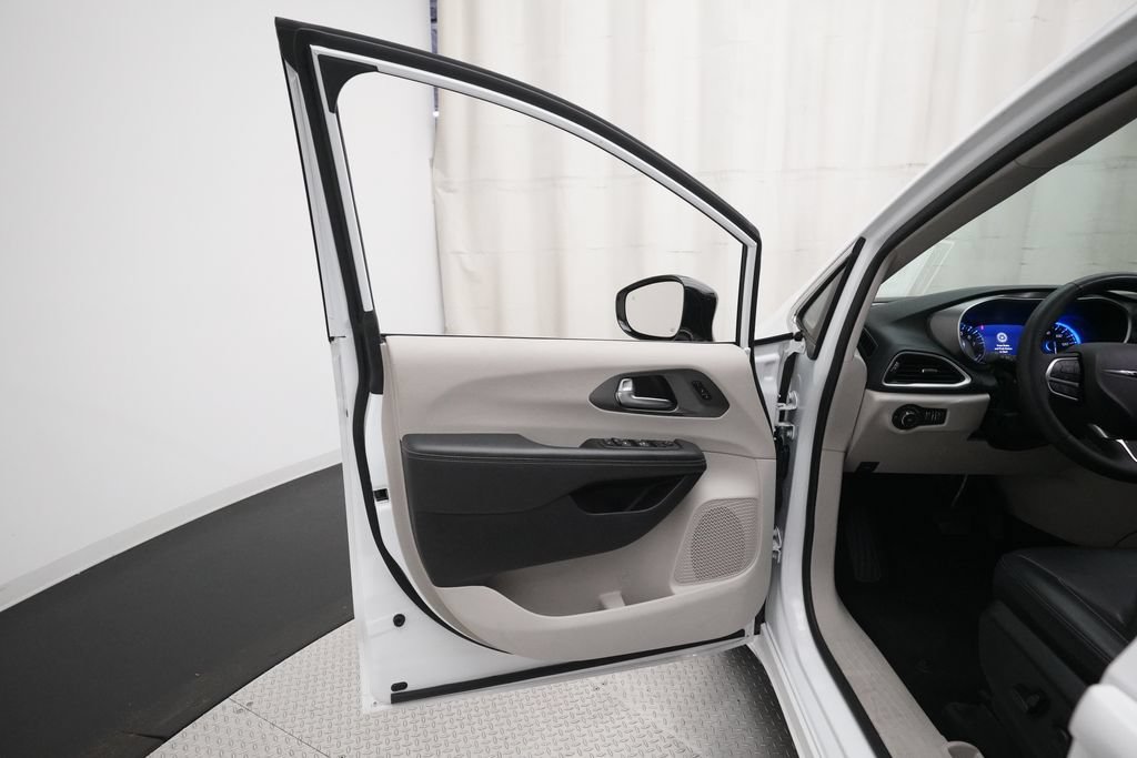 Used 2024 Chrysler Pacifica Touring-L FWD image 29