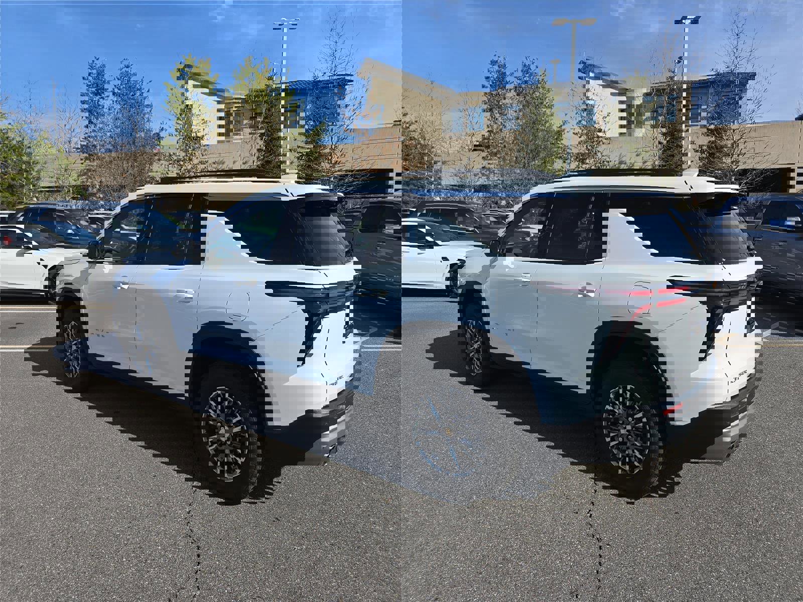 Used 2025 Chevrolet Traverse LT image 5