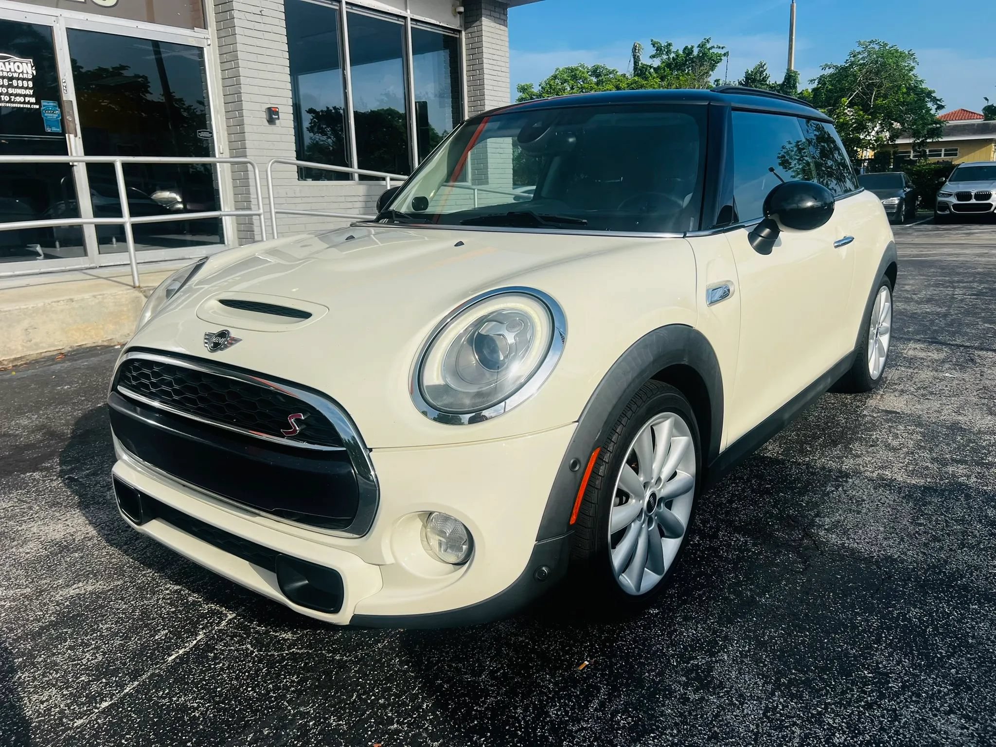 Used 2015 MINI Cooper S w/ Park Assistant Package FWD image 1