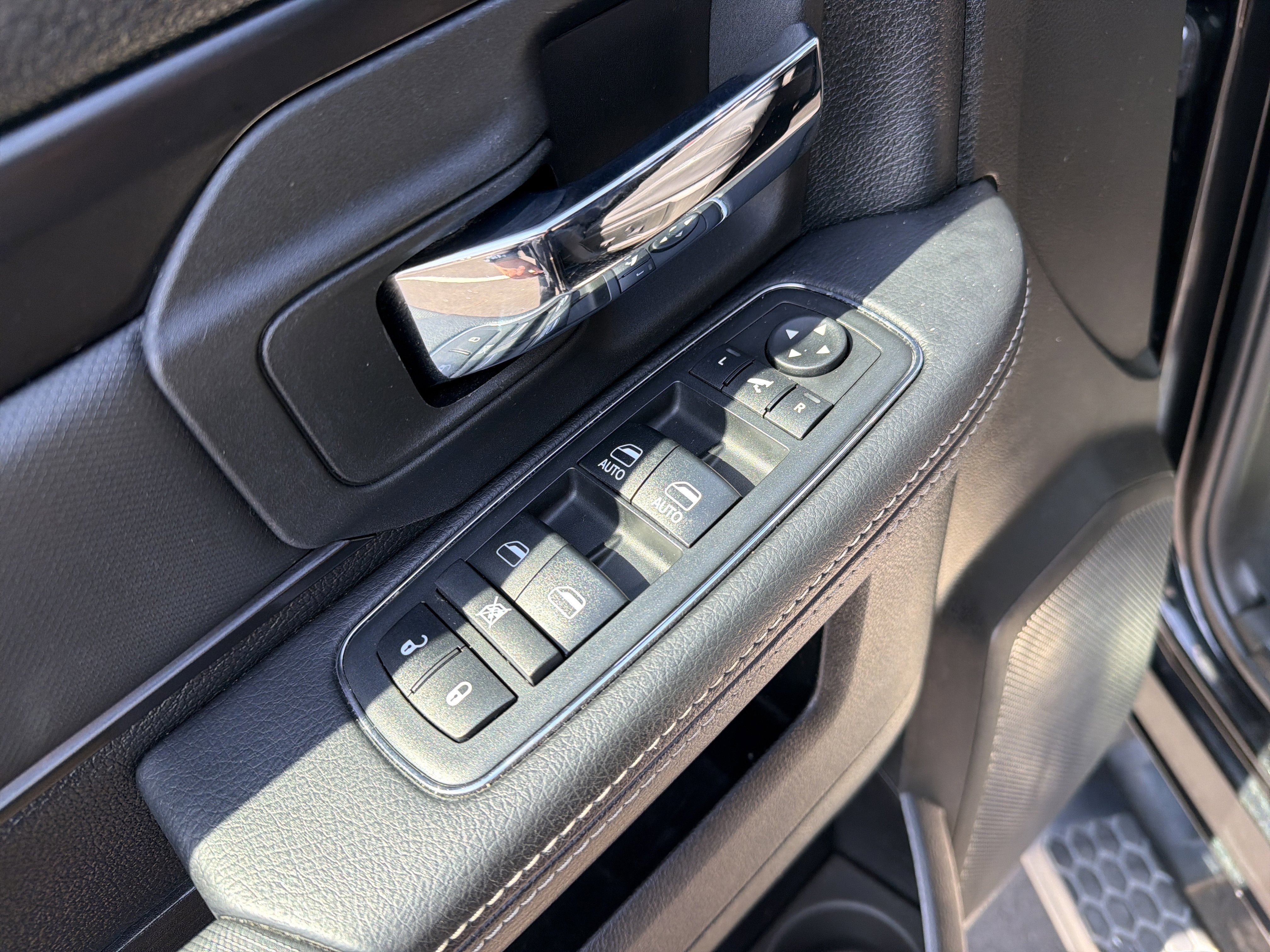 Used 2018 RAM 1500 Rebel w/ Luxury Group image 15