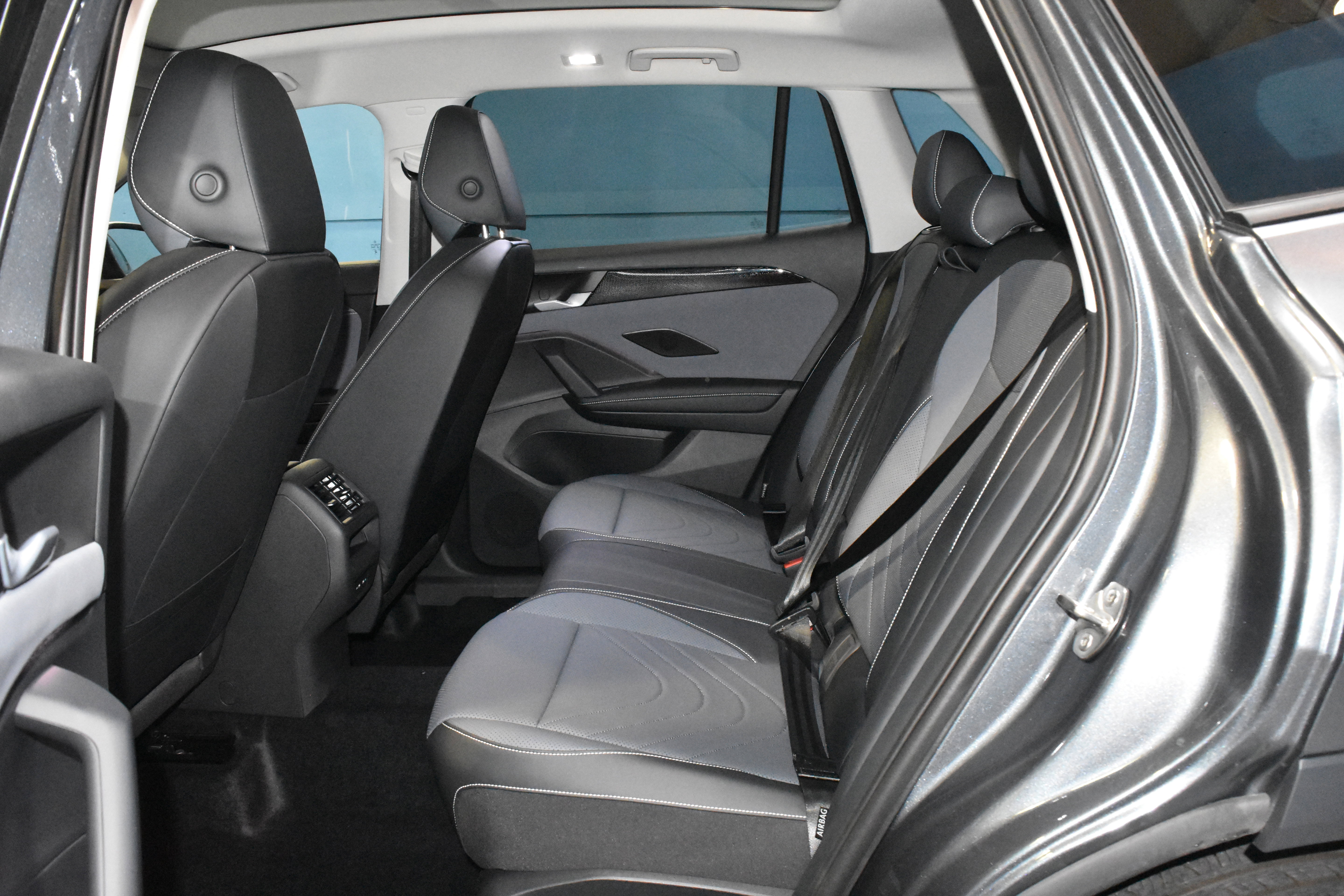 New 2026 Volkswagen Tiguan SE AWD/4WD image 16