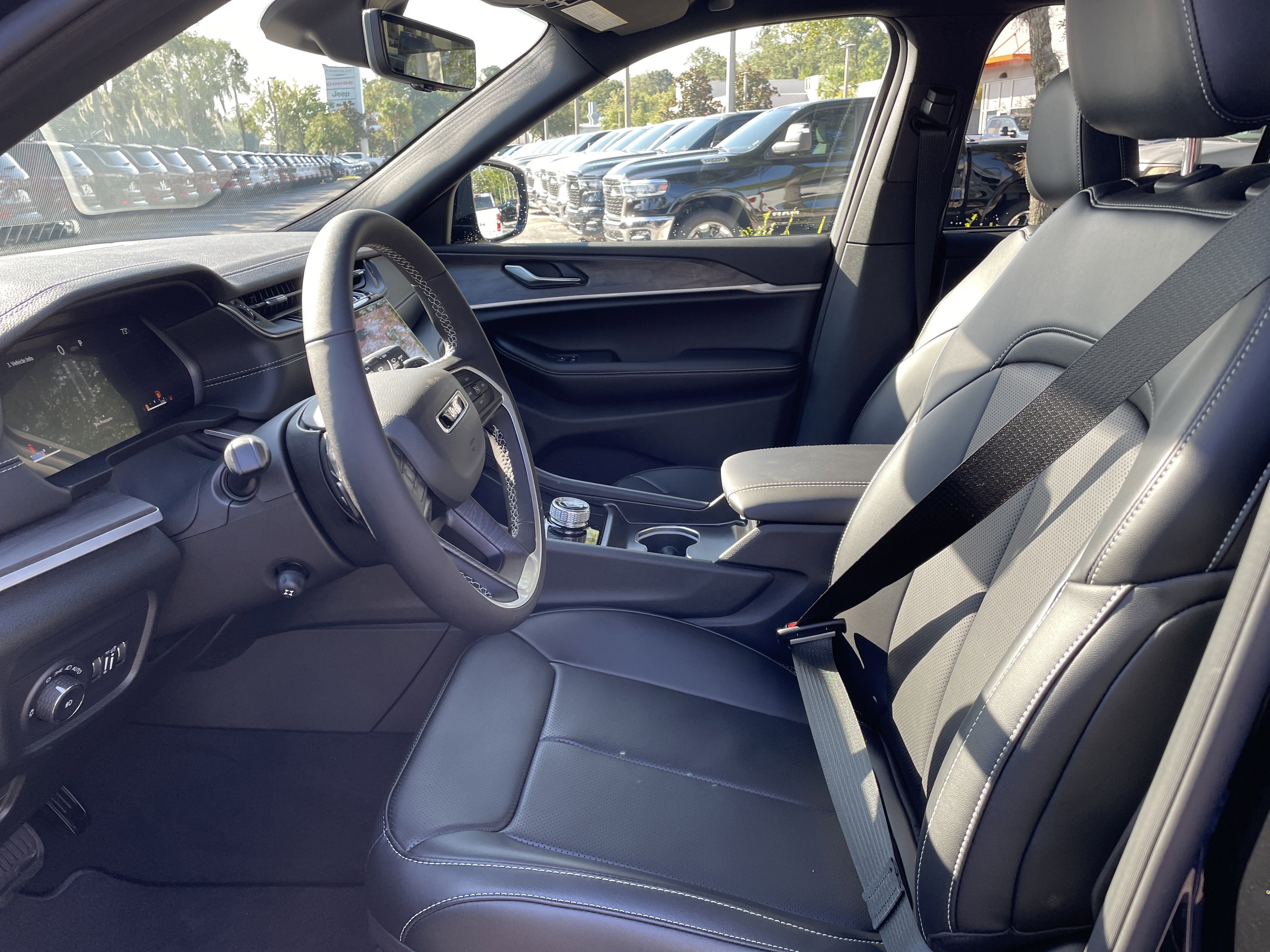 New 2025 Jeep Grand Cherokee Limited w/ Luxury Tech Group II image 13