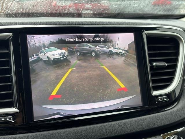 Used 2023 Chrysler Pacifica Touring-L image 22